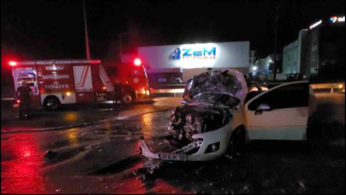 Kontrolden Çıkan Araç Otomobile Çarpıp Alev Aldı