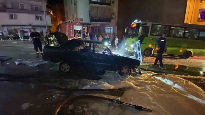 Dumanları Fark Edince Canını Kurtardı, Otomobil Alev Topuna Döndü
