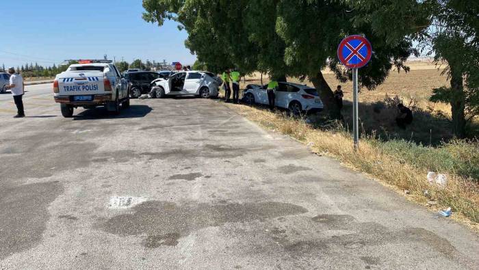 Kontrolden Çıkan Otomobil Mola İçin Cepte Duran 3 Araca Çarptı: 8 Yaralı