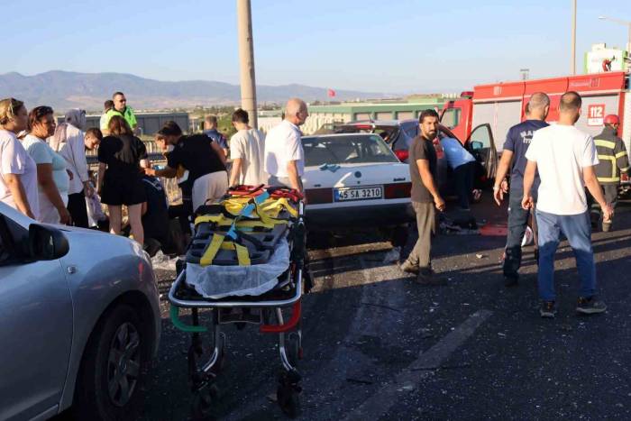 Kazayı Görüp Duran Otomobile Başka Araç Arkadan Çarptı: 9 Yaralı