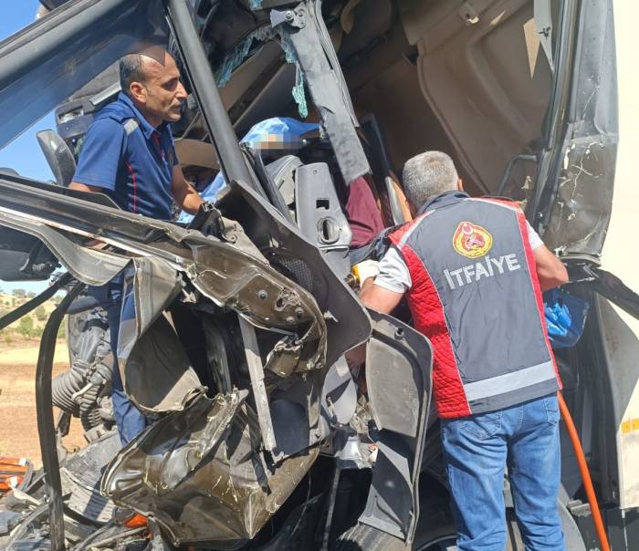 Mardin’de Nakliyat Kamyonu Hafriyat Tırına Çarptı: 1 Ölü, 2 Yaralı
