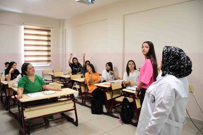 Şahinbey’de Ev Hanımları Ve Öğrenciler İngilizce Öğreniyor