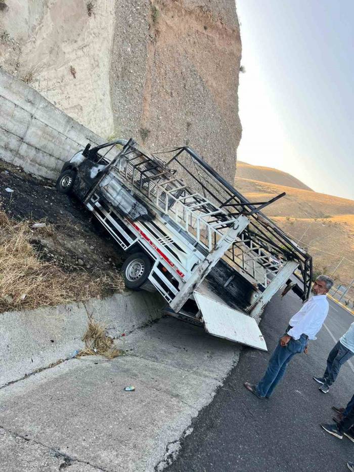 Siirt’te Otomobil İle Çarpışan Kamyonet Alev Aldı