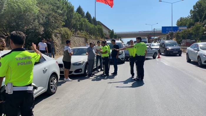 16 Araç Birbirine Girdi: 1’i Polis 2 Kişi Yaralandı