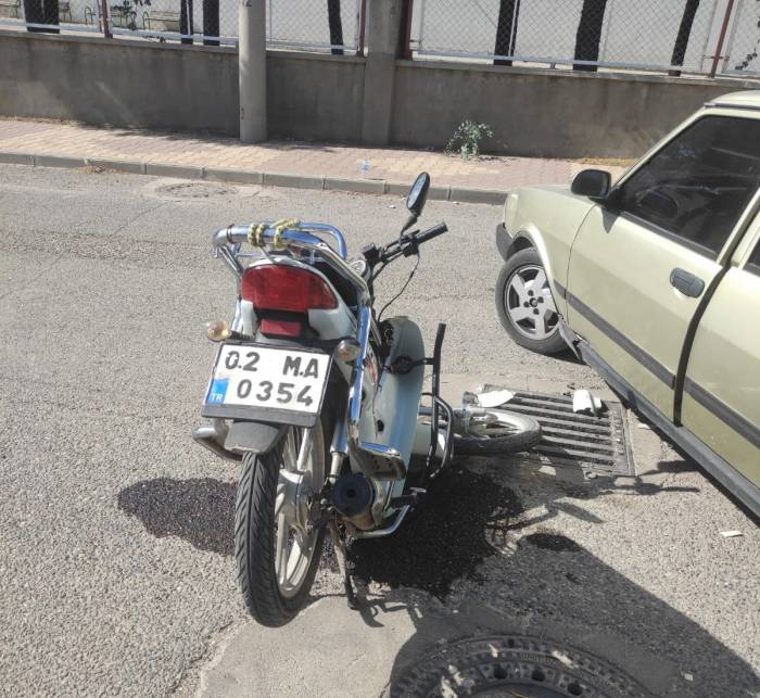 Motosiklet İle Otomobil Çarpıştı: 1 Yaralı