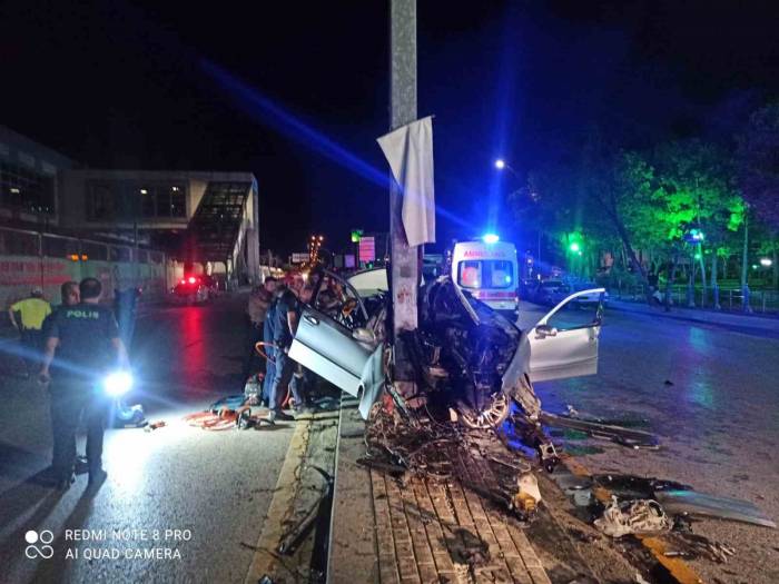 Başkentte Direğe Çarpan Araç Hurdaya Döndü: 1 Ölü