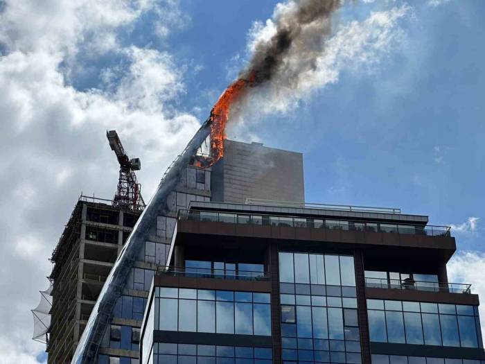 Ataşehir’de 17 Katlı İş Merkezinde Yangın