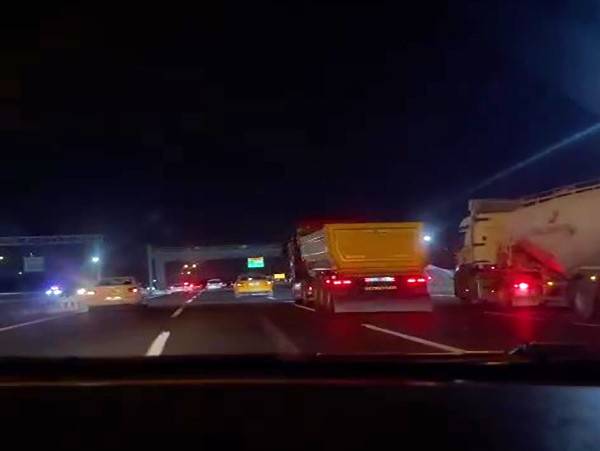 Ataşehir’de Yarışırcasına Hızla İlerleyen Hafriyat Kamyonu Kamerada