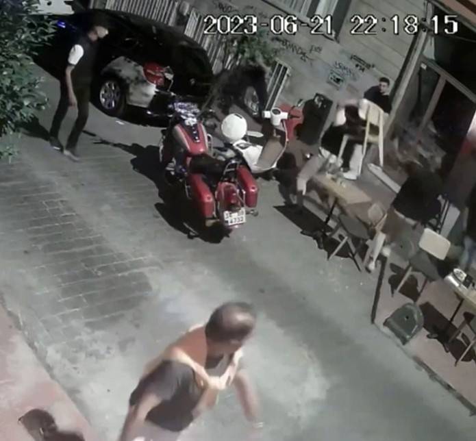 Cihangir’de Sandalye Ve Küllüklü Esnaf Kavgası Kamerada: Ateş Açılınca Ortalık Karıştı