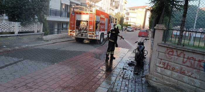 Yanan Motosiklet Hurdaya Döndü