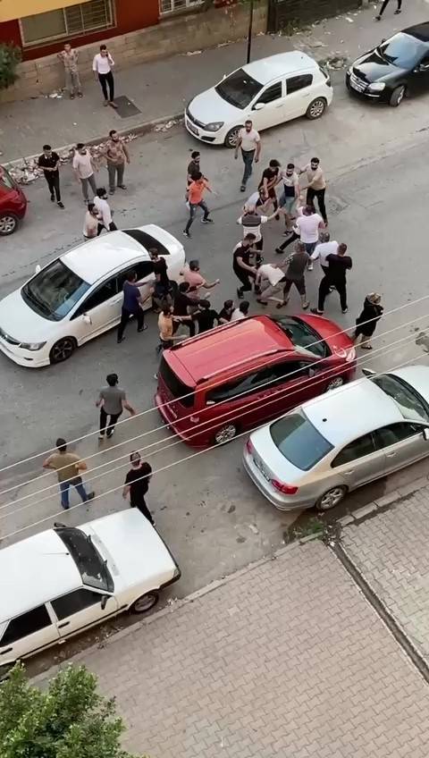 Hatay’da Sokak Ortasında Yumruk Yumruğa Kavga Kameralarda