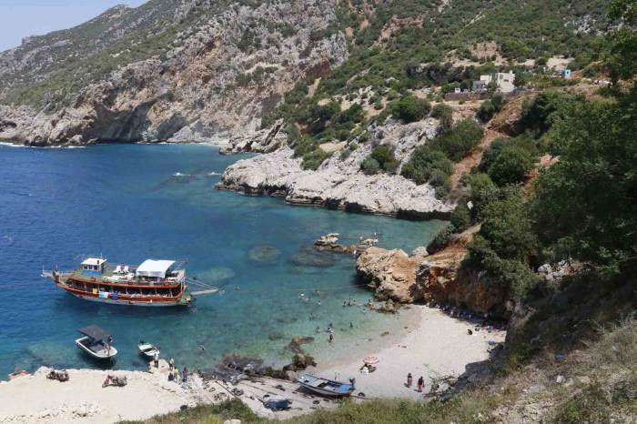 Bir Dönem Korsanlar Gizlenmiş, Gizli Cennet Karamağara Kendine Hayran Bırakıyor