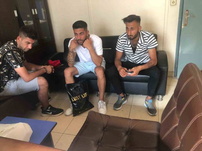 Askere Gideceğini Söyleyerek Para Toplayan 3 Kişi Yakalandı