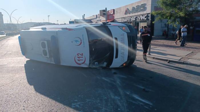 İzmir’de Ambulans İle Kamyonet Çarpıştı: 3 Yaralı