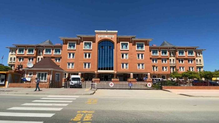 Aracına Bindikleri Taksiciyi Öldüren İki Genç Tutuklandı
