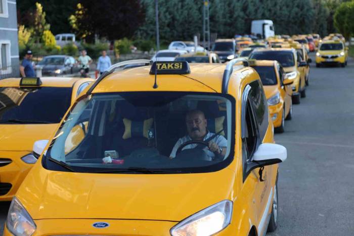 Öldürülen Taksi Şoförünün Meslektaşlarından Konvoylu Eylem