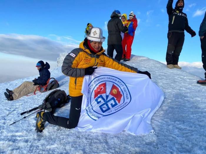 Türkiye-kırgızistan Bayrağı, Ağrı Dağı Zirvesinde