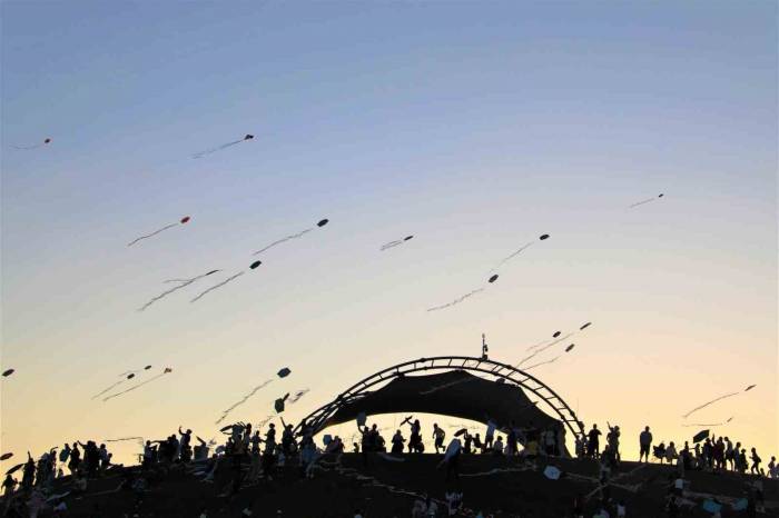 Gökyüzünde Binlerce Uçurtma Dans Etti