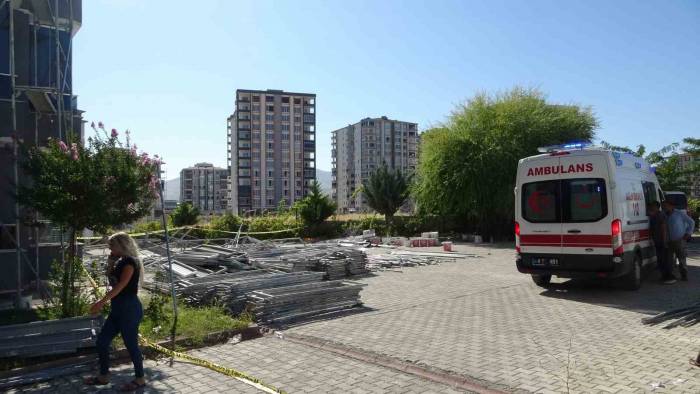 Malatya’da İnşaat İskelesi Çöktü: 1 İşçi Öldü, 2’si Yaralandı