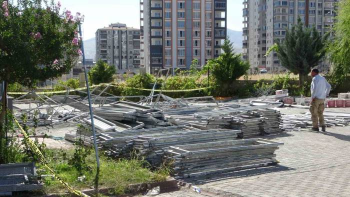 Malatya’da İnşaat İskelesi Çöktü: 3 İşçi Ağır Yaralandı