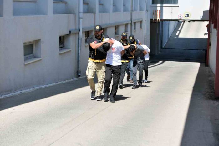 Kiraladıkları Aracı Götüren Arkadaşlarını Öldürdüler, Otomobil İçinde Yakalandılar