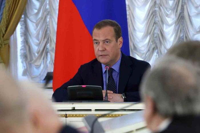 Medvedev: “ukrayna’nın Saldırısı Başarılı Olursa Nükleer Silah Kullanırız”