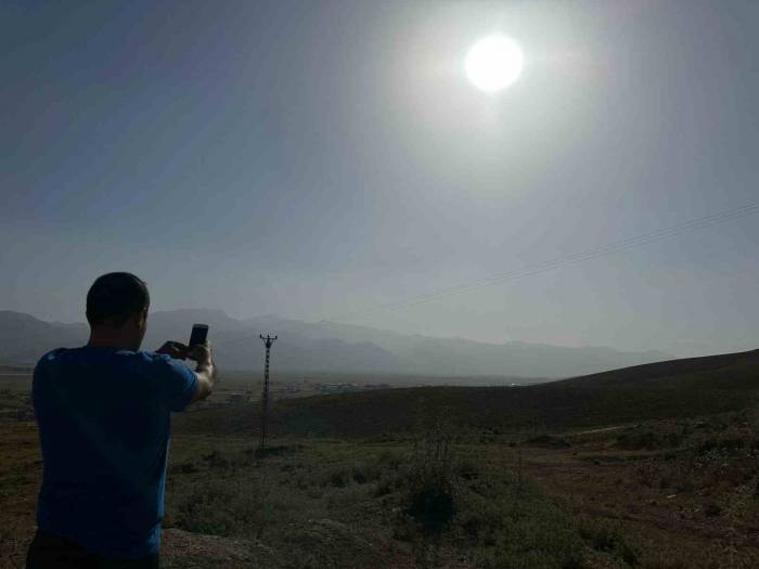 Yüksekova’da Dağlar Toz Bulutu Altında Kayboldu