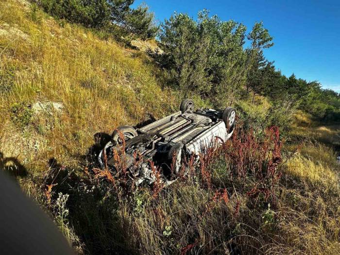 Takla Atan Otomobilde Sıkışan Yaralıları İtfaiye Ekipleri Kurtardı