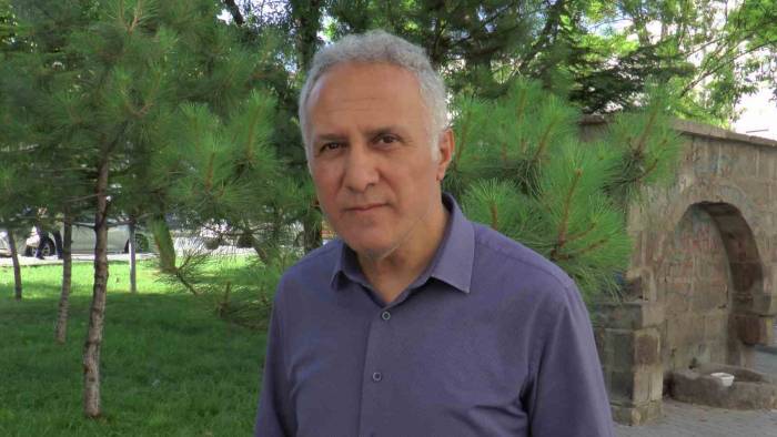 Kaldırımdaki Ot Yangınından Belediyeler Sorumlu