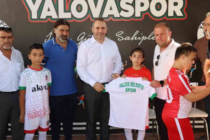 Yalova Belediyesi’nden Yalovaspor’a Malzeme Desteği