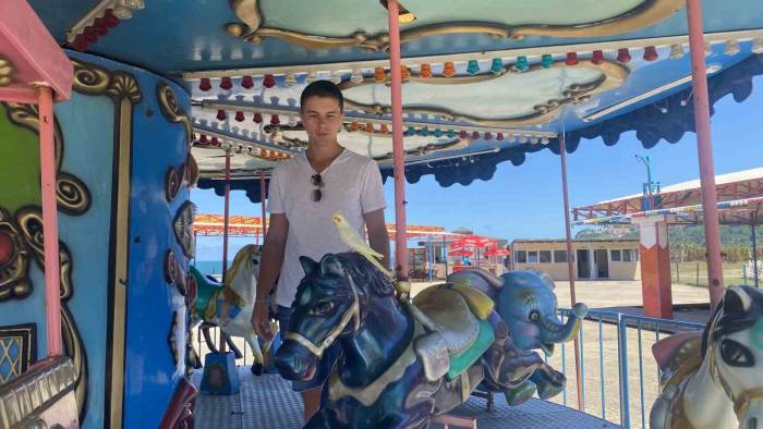 Papağanla Sahibinin Dostluğu Görenleri Şaşırtıyor