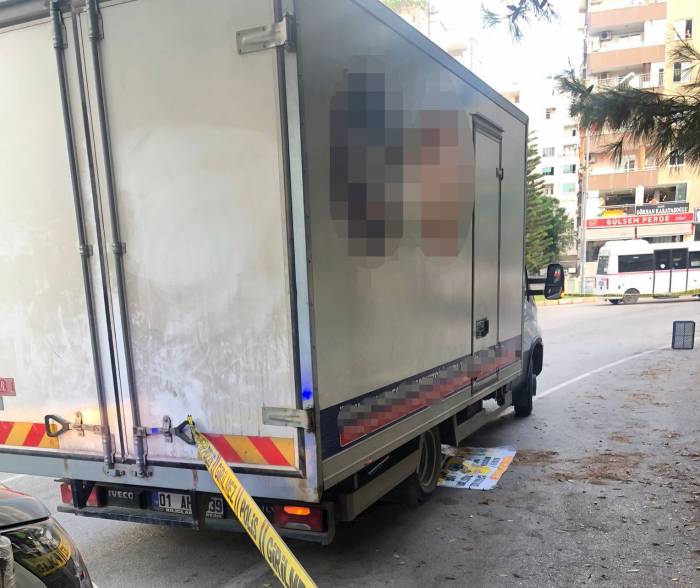 Geri Manevra Yapan Kamyonetin Altında Kalan Kadın Öldü