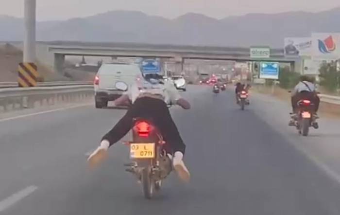 Motosikletli Gençlerin Ölümü Hiçe Saydığı Anlar Böyle Görüntülendi