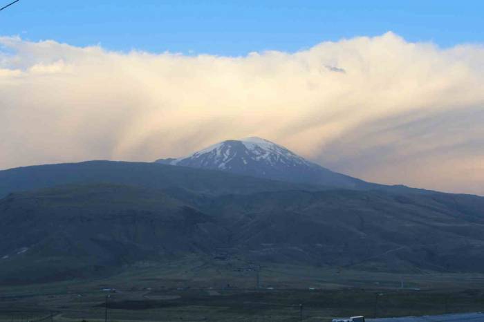 Ağrı Dağı Erimeye Devam Ediyor