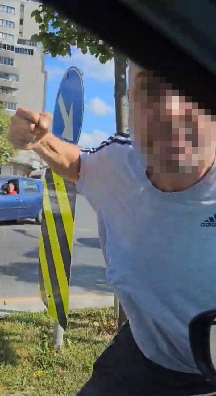 İstanbul’da Doktorun Dehşeti Yaşadığı Trafik Kavgası Kamerada: Maganda Aracın Camına Yumruklar Savurdu
