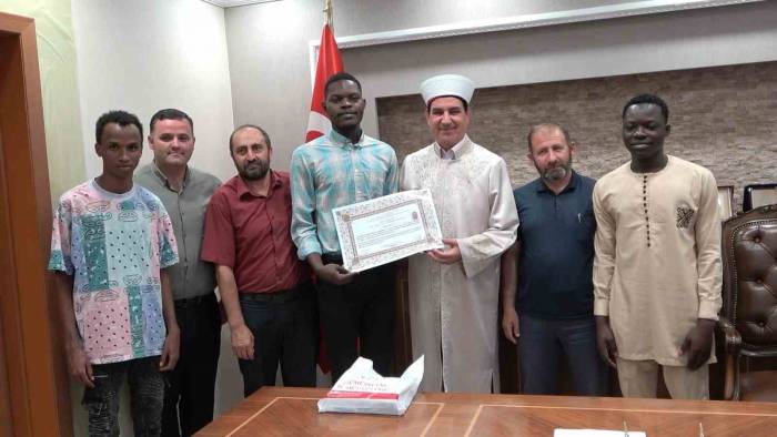 Beninli Genç Kelime-i Şehadet Getirerek Müslüman Oldu, Halit İsmini Aldı