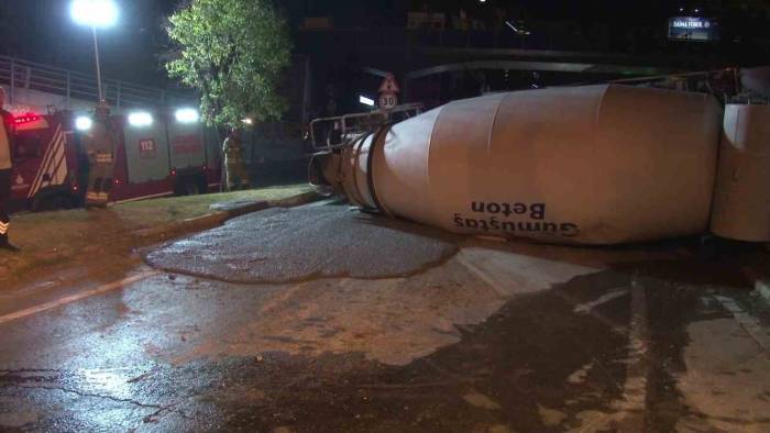 Beyoğlu’nda Kontrolden Çıkıp Virajı Alamayan Beton Mikseri Yan Yattı