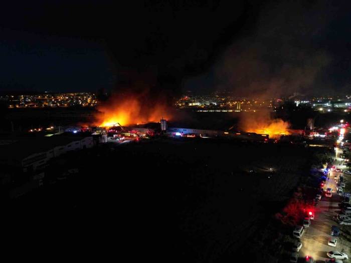 Bursa’da 10 Fabrikaya Sıçrayan Yangın Gece Havadan Görüntülendi