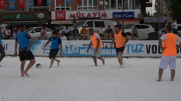 Tuzdan Sahada Futbol Maçı Yaptılar