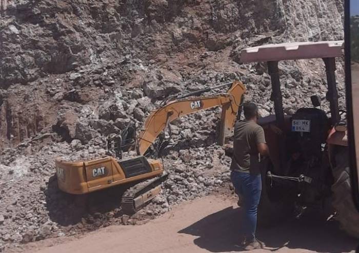 Kayaların İş Makinesinin Üzerine Düşmesiyle Operatör Feci Şekilde Hayatını Kaybetti
