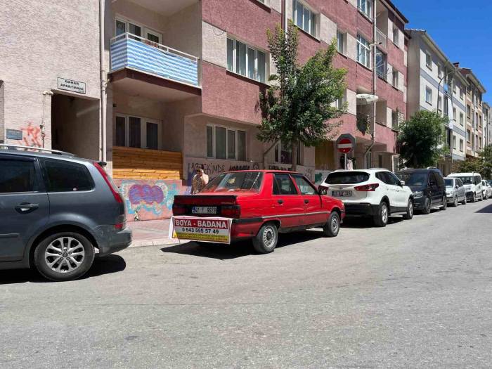 Aracının Arkasına İlginç Reklam