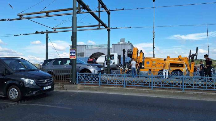 Galata Köprüsü’nde Rayların Üstünde Kalan Cip Kaldırıldı, Seferler Normale Döndü