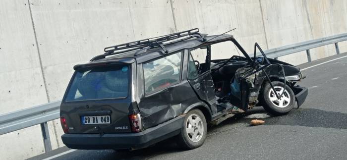 Gümüşhane’de Kavşakta İki Araç Çarpıştı: 1’i Ağır 3 Yaralı