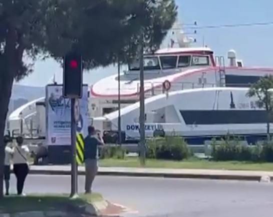 İzmir’de Yolcu Gemisinin Kıyıya Çarpma Anı Kamerada