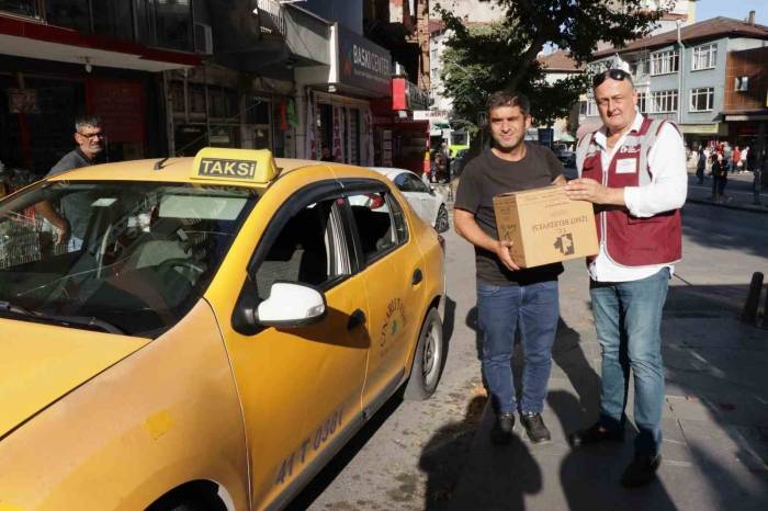 İzmit Belediyesi Kentin Dört Bir Yanında Aşure Dağıttı