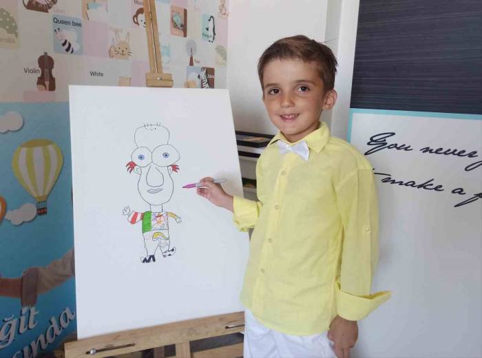 Gördüğünü Resmediyor, 7 Yaşında 3 Yaşından Bu Yana Karikatür Çiziyor