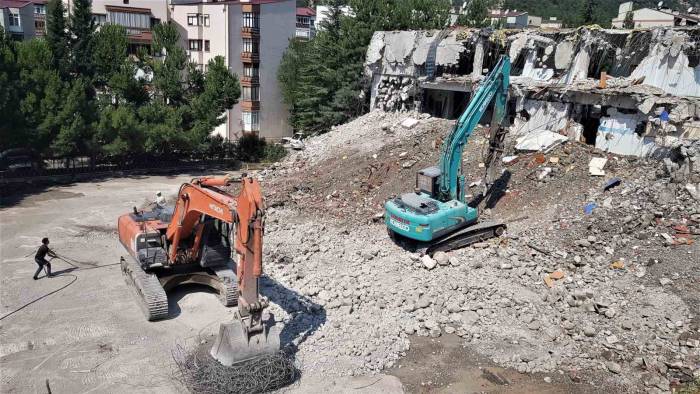 Depreme Dayanıksız Okullarda Yıkım Ve Güçlendirme Çalışmaları Başladı