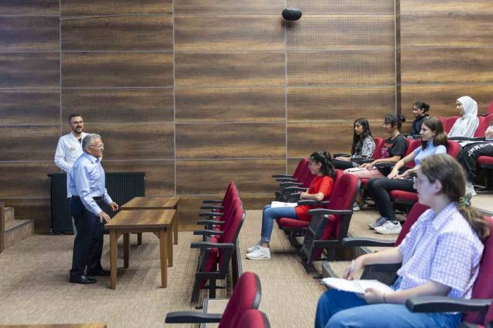 Büyükkılıç, Toki Genç Kaymek Tesisleri’nde Kursiyerlerle Buluştu