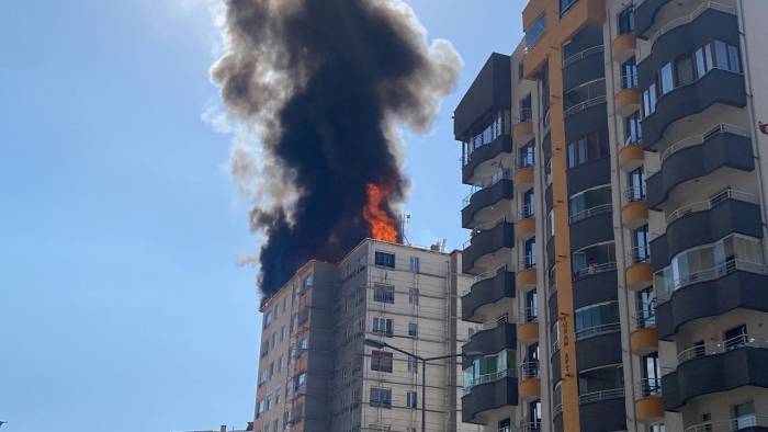 Kayseri’de Yangın: Binanın Çatısını Alevler Sardı