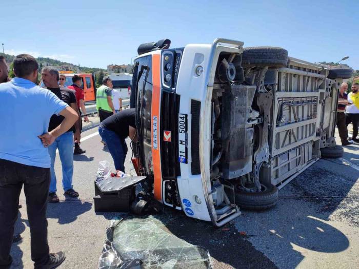 Kamyonet İle Minibüs Çarpıştı; 4 Yaralı